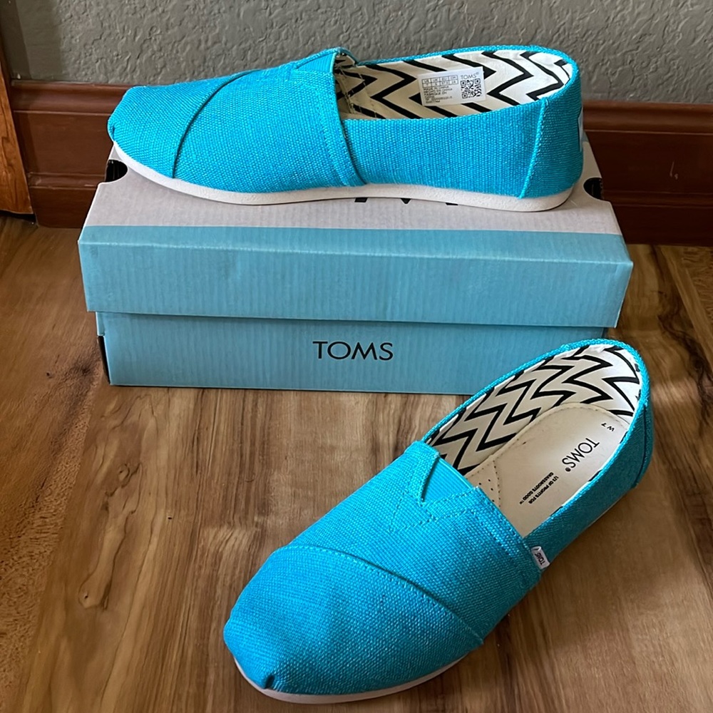 NWT Tom’s size 7